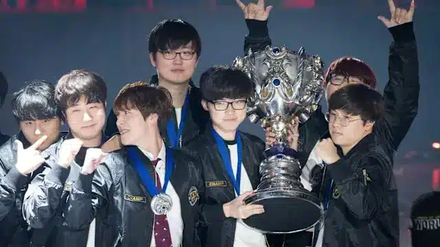 Overzicht van alle League of Legends Worlds kampioenen van 2011 tot nu, inclusief Fnatic en T1.