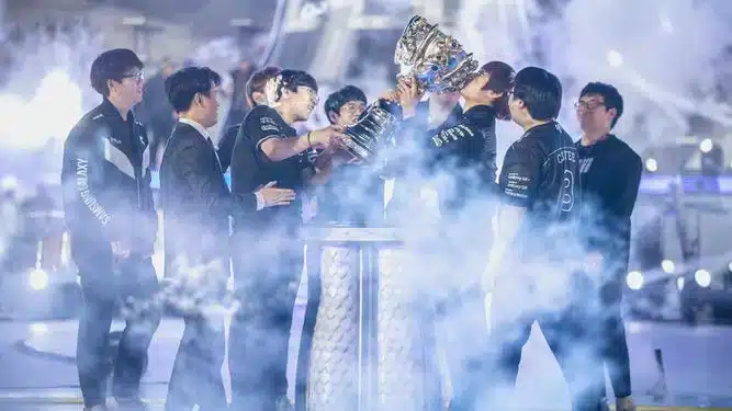 Overzicht van alle League of Legends Worlds kampioenen van 2011 tot nu, inclusief Fnatic en T1.
