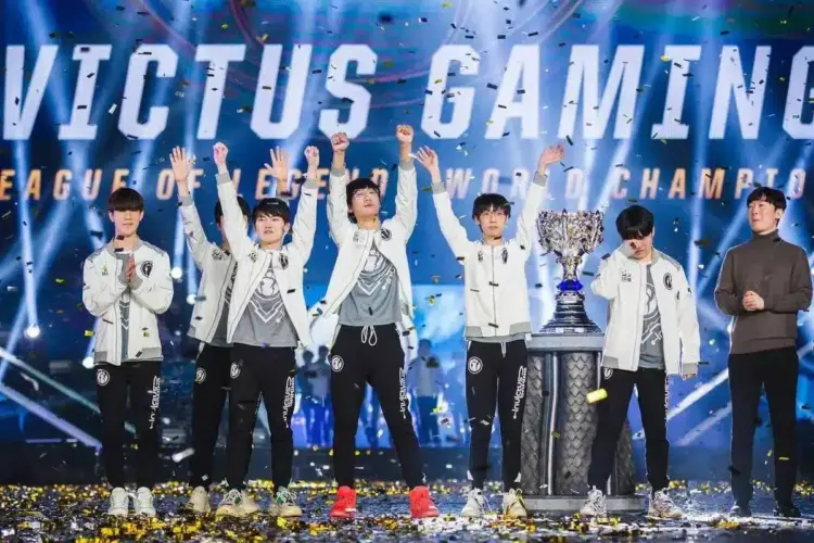 Overzicht van alle League of Legends Worlds kampioenen van 2011 tot nu, inclusief Fnatic en T1.