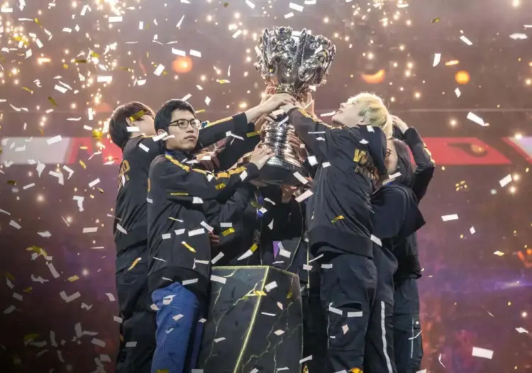 Overzicht van alle League of Legends Worlds kampioenen van 2011 tot nu, inclusief Fnatic en T1.
