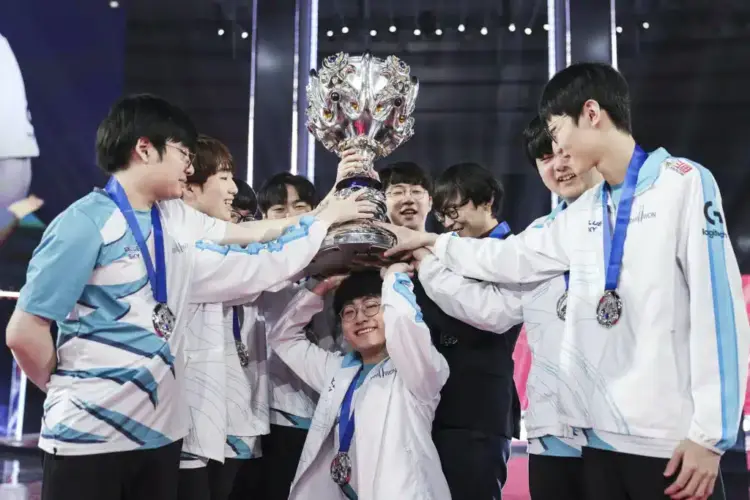 Overzicht van alle League of Legends Worlds kampioenen van 2011 tot nu, inclusief Fnatic en T1.