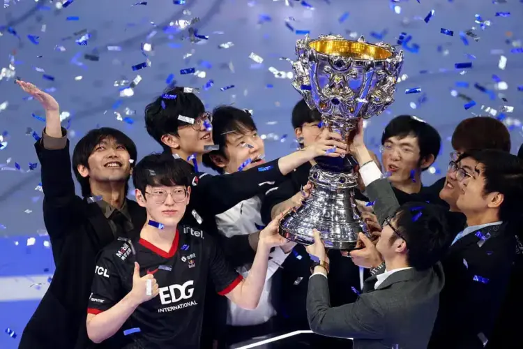 Overzicht van alle League of Legends Worlds kampioenen van 2011 tot nu, inclusief Fnatic en T1.