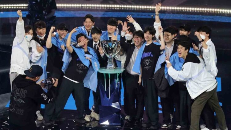 Overzicht van alle League of Legends Worlds kampioenen van 2011 tot nu, inclusief Fnatic en T1.
