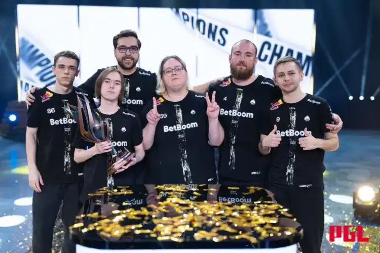 Team Vitality poserend voor de foto bij winst