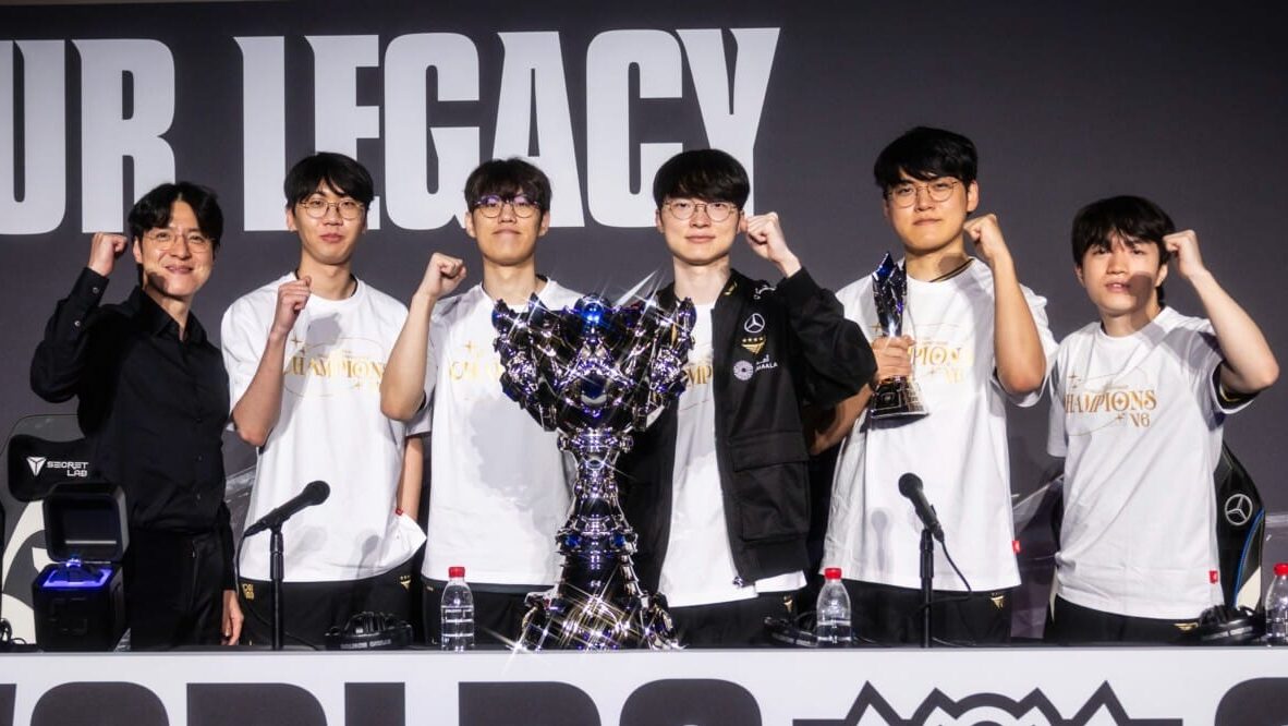 Faker en T1 na het winnen van LoL Worlds 2025.