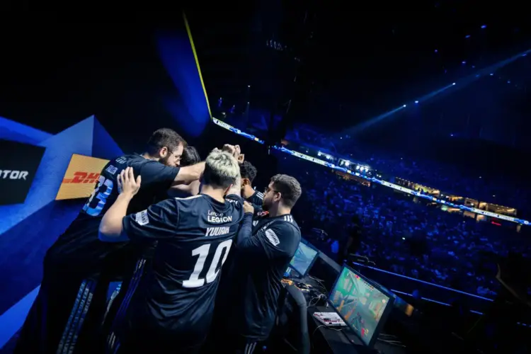 Team Vitality viert overwinning in Counter-Strike 2 terwijl de esports-scene in 2025 explodeert.