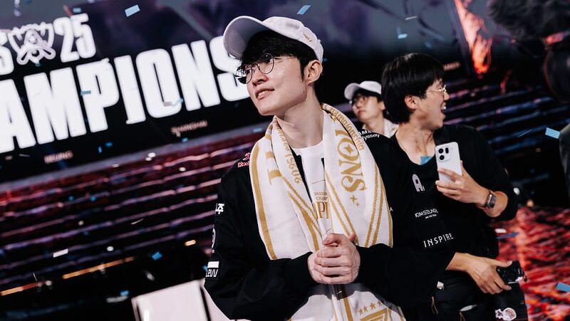 T1 Faker na zijn winst bij de League of Legends Worlds 2025