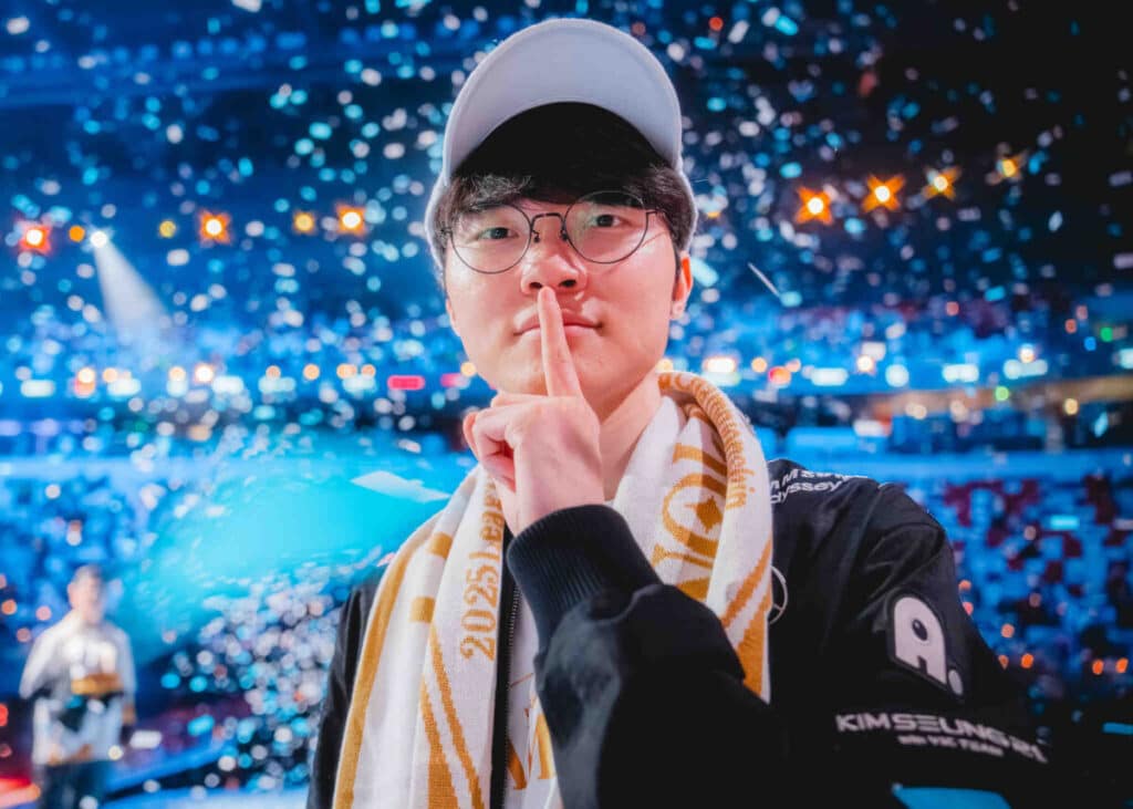 T1 Faker na zijn zege bij Worlds 2025 (1)