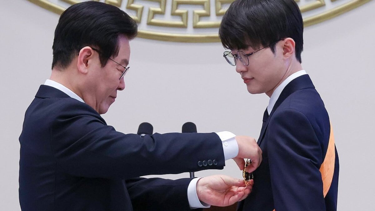 Faker ontvangt de Cheongyeong medaille voor zijn overwinningen in League of Legends esports