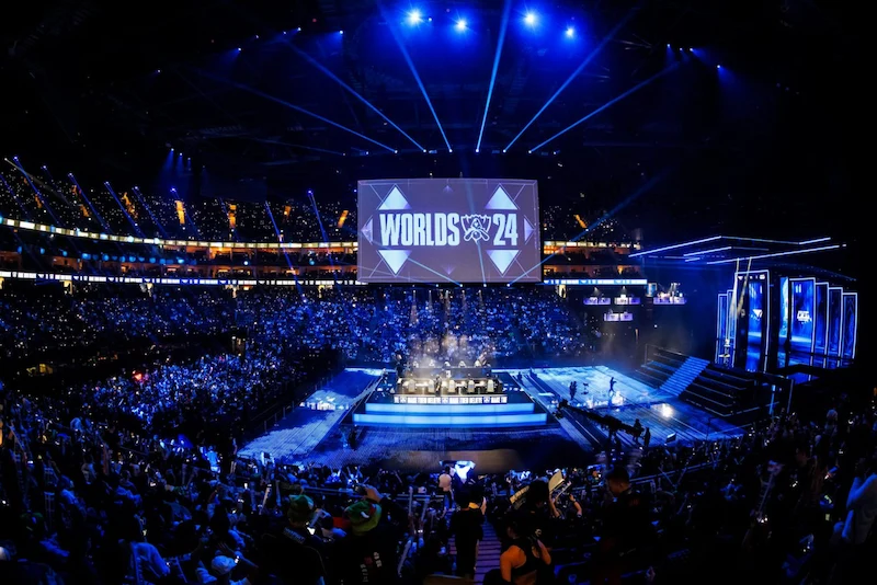 En fullsatt arena under Worlds 2024, League of Legends World Championship, med en upplyst scen och storbildsskärm i fokus.