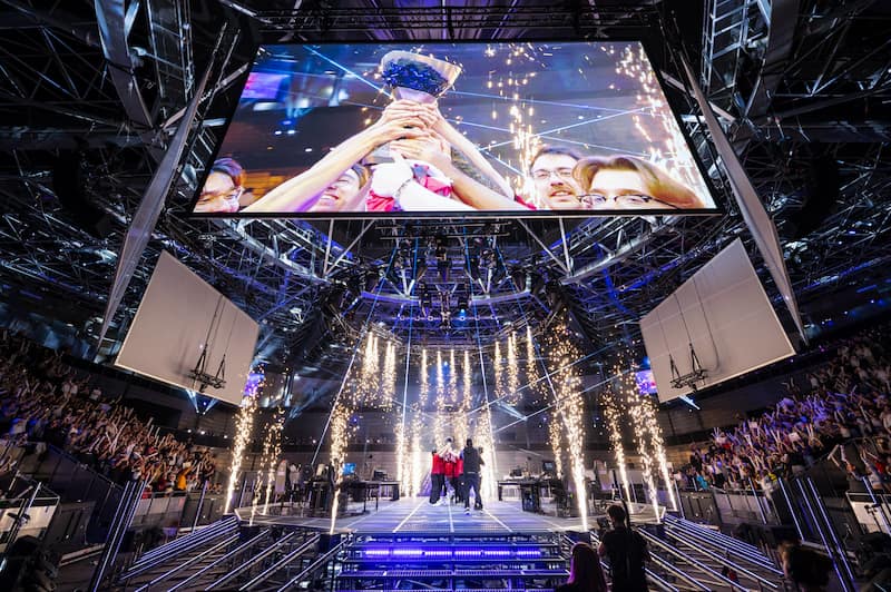 Ett vinnande lag lyfter pokalen på scenen under VCT Masters i Madrid, omgiven av fyrverkerier och jublande publik.