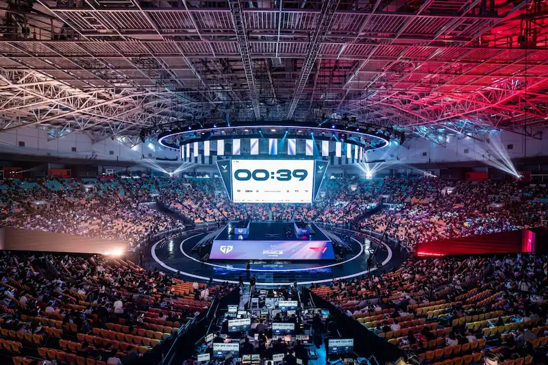 En fullsatt arena under LCK Spring 2024 med en nedräkning på storbildsskärmen och en upplyst scen i centrum.
