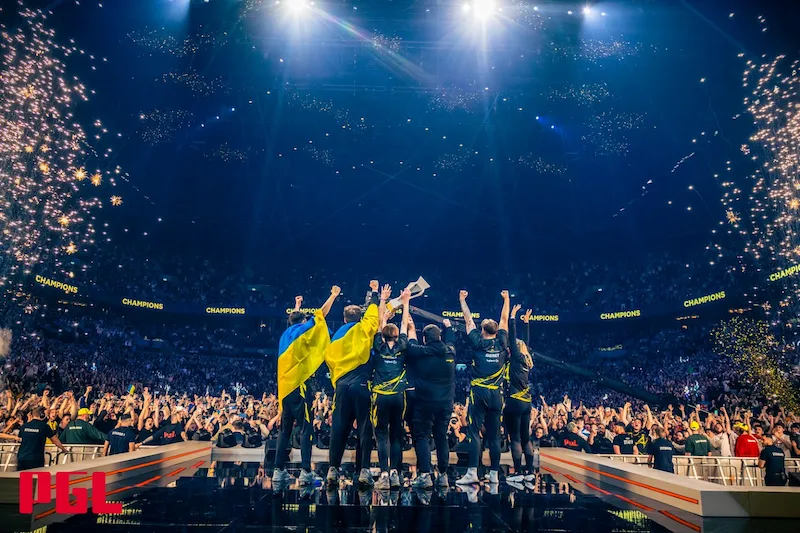 Ett lag firar segern under PGL Major Copenhagen 2024 på en upplyst scen med fyrverkerier och jublande publik i bakgrunden.