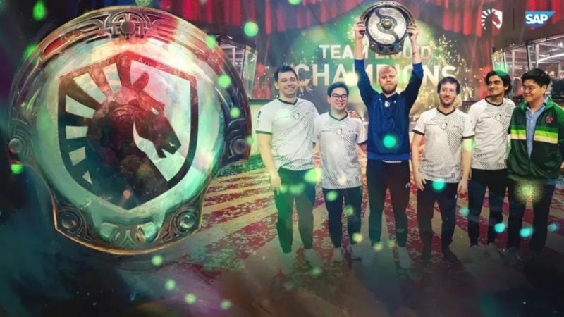 Team Liquid håller match-pokalen för mästerskapet