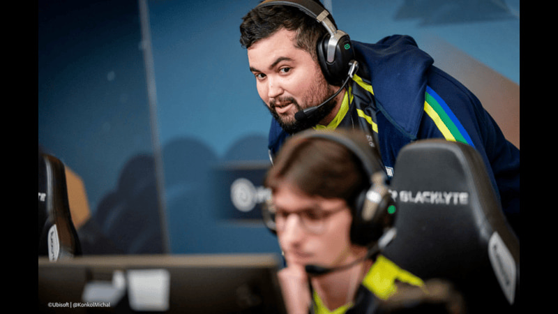 M80-tränaren Budega övervakar en spelare under matchen på Six Invitational 2025.