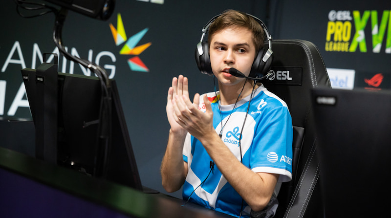 Sergey ‘Ax1Le’ Rykhtorov från Cloud9 applåderar medan han sitter framför en dator under en esporttävling.