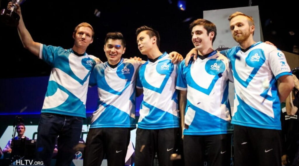 Cloud9 poserar med ESL Pro League Säsong 4 pokalen efter finalsegern