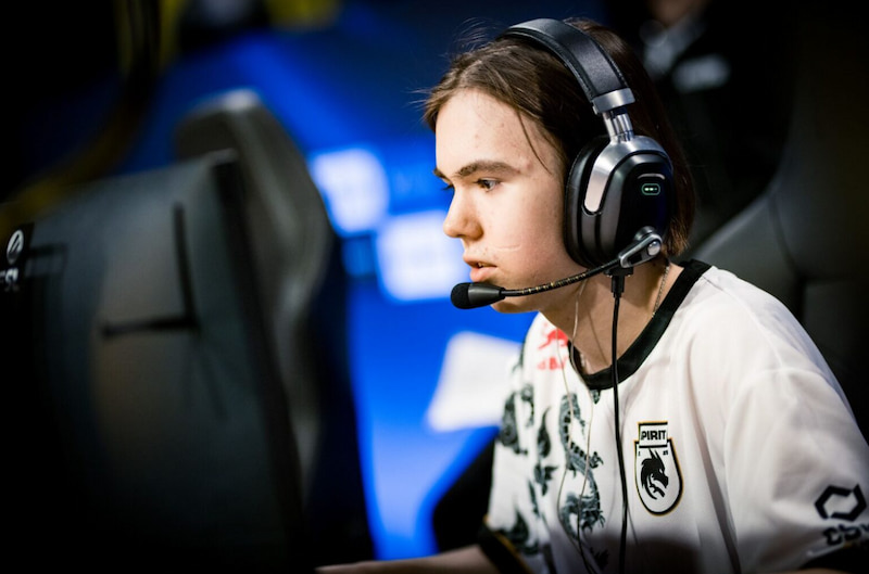 Danil ‘donk’ Kryshkovets fokuserad vid datorn under en CS2-turnering, med headset och tävlingssetup.