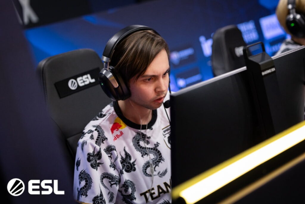 Dmitriy ‘sh1ro’ Sokolov under en CS2-match, med ett fokuserat uttryck och handen på tangentbordet i en tävlingsmiljö.