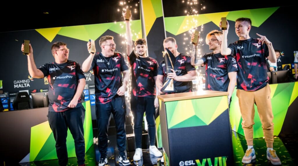 FaZe Clan håller upp ESL Pro League priser efter vinsten