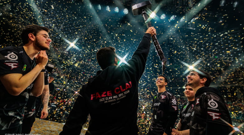 FaZe Clan firar sin seger i Six Invitational 2025 och håller upp trofén omgivna av konfetti.
