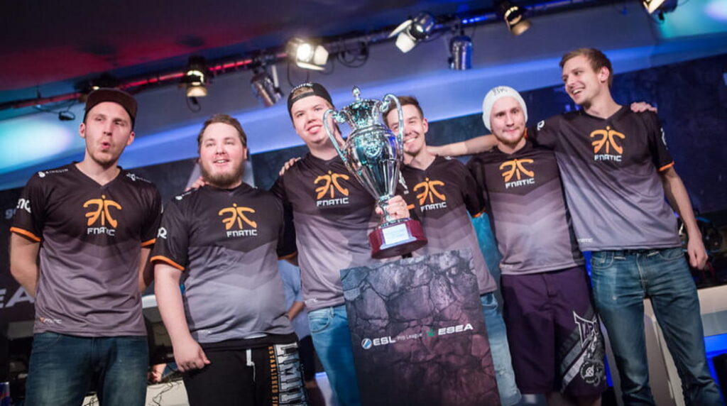 Fnatic firar sin ESL Pro League titel med pokalen i centrum
