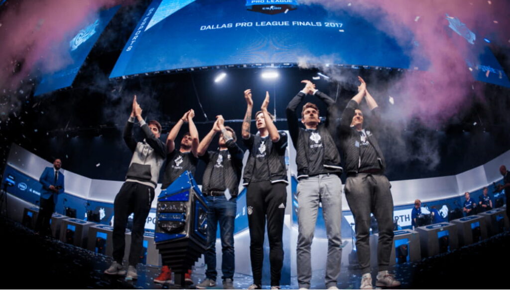 G2 Esports lyfter ESL Pro League Säsong 5 pokalen efter en dominant turnering