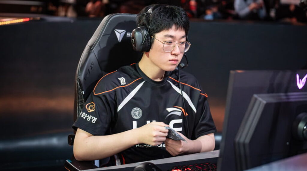 Zeus från Hanwha Life Esports fokuserad vid datorn under en match.