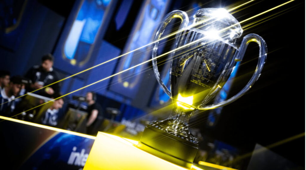 En glänsande pokal på en upplyst scen inför IEM Katowice 2025 slutspelet.