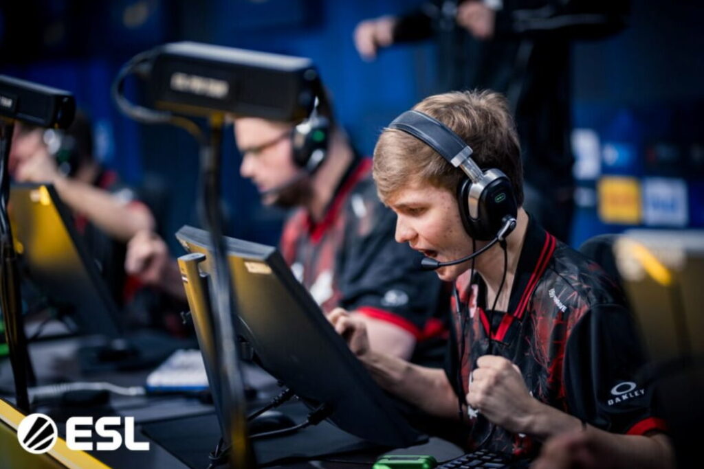 Ilya ‘m0NESY’ Osipov i intensivt spelande under en CS2-match, med blicken fäst på skärmen och knutna händer.