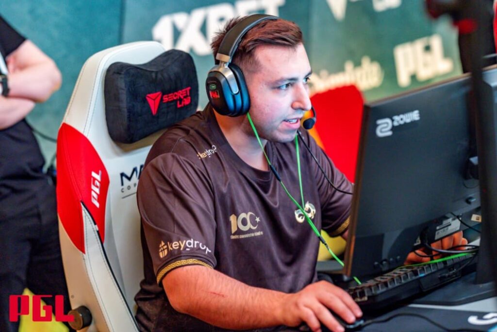 İsmailcan ‘XANTARES’ Dörtkardeş i action under en CS2-turnering, med ett skarpt uttryck och gamingmusen i rörelse.