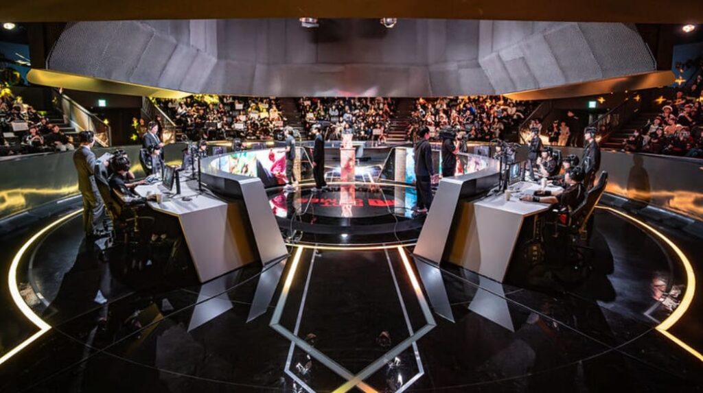 Två finallag duellerar i LCK Cupen, en avgörande match i League of Legends med hög spänning på scenen.