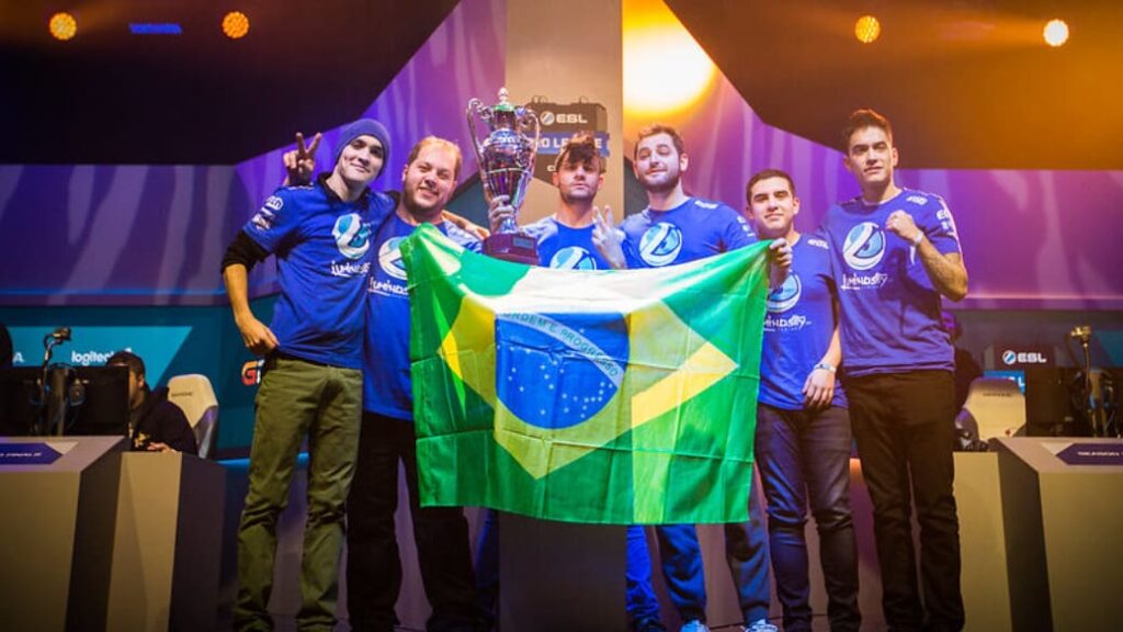 Luminosity Gaming firar sin ESL Pro League Säsong 3 seger med brasilianska flaggan.