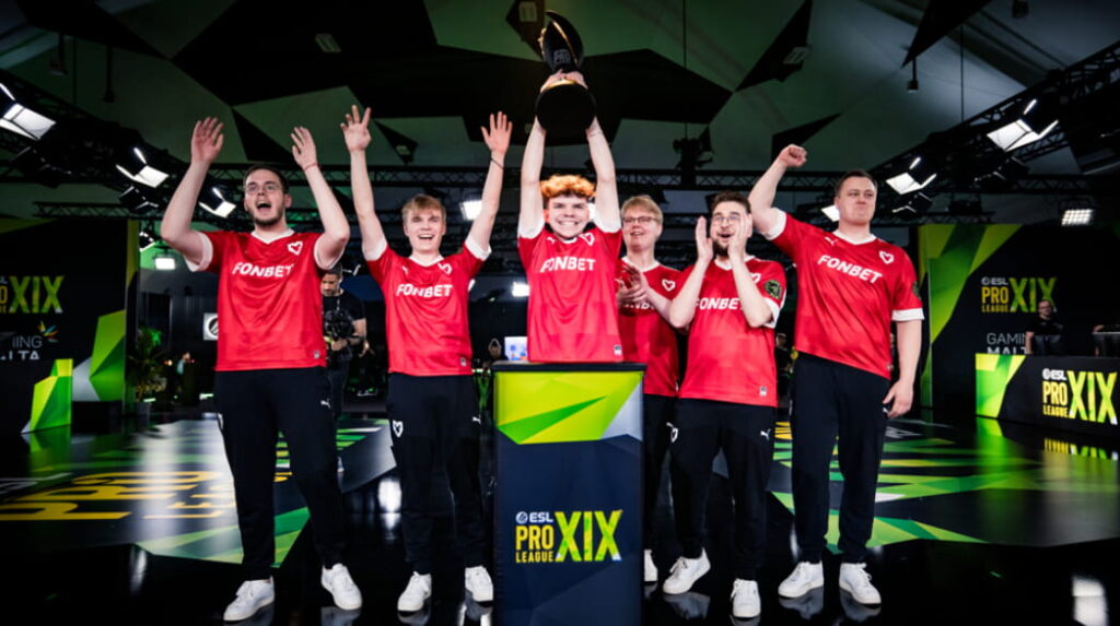 MOUZ firar sin ESL Pro League titel med pokalen i luften.