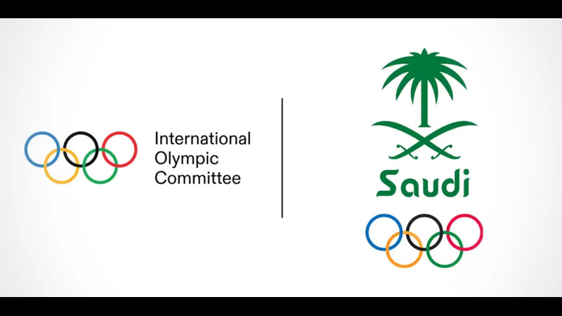De olympiska ringarna med texten Saudi på ena sidan och IOK:s logotyp på andra sidan.