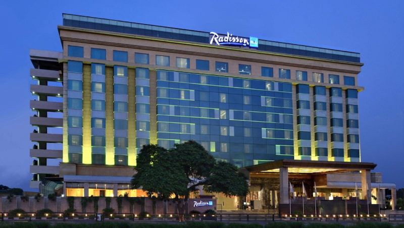 Radisson hotellbyggnad med modern design och inbjudande entré, perfekt för esportslag och spelare.
