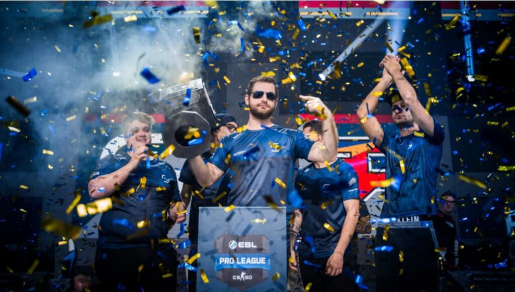 SK Gaming firar sin seger i ESL Pro League Säsong 6 med pokalen i fokus