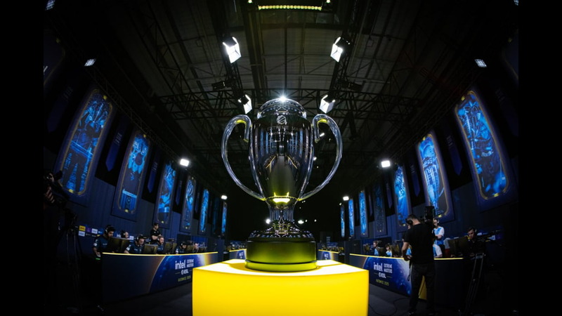 En glänsande pokal står på en gul pall för IEM Katowice turneringen.