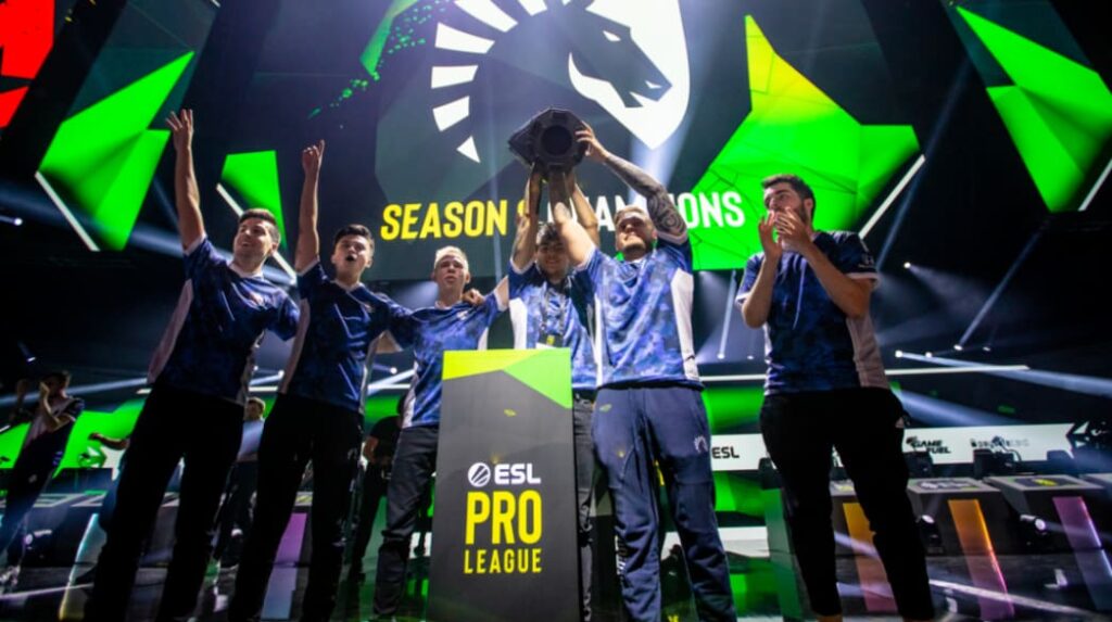 Team Liquid samlas runt ESL Pro League Säsong 9 pokalen efter finalen