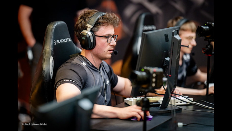 Rainbow Six Siege-spelaren Virtue sitter vid en dator under en turnering, fokuserad på spelet.