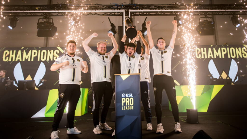 Team Vitality poserar med ESL Pro League Säsong 16 pokalen efter en hård kamp