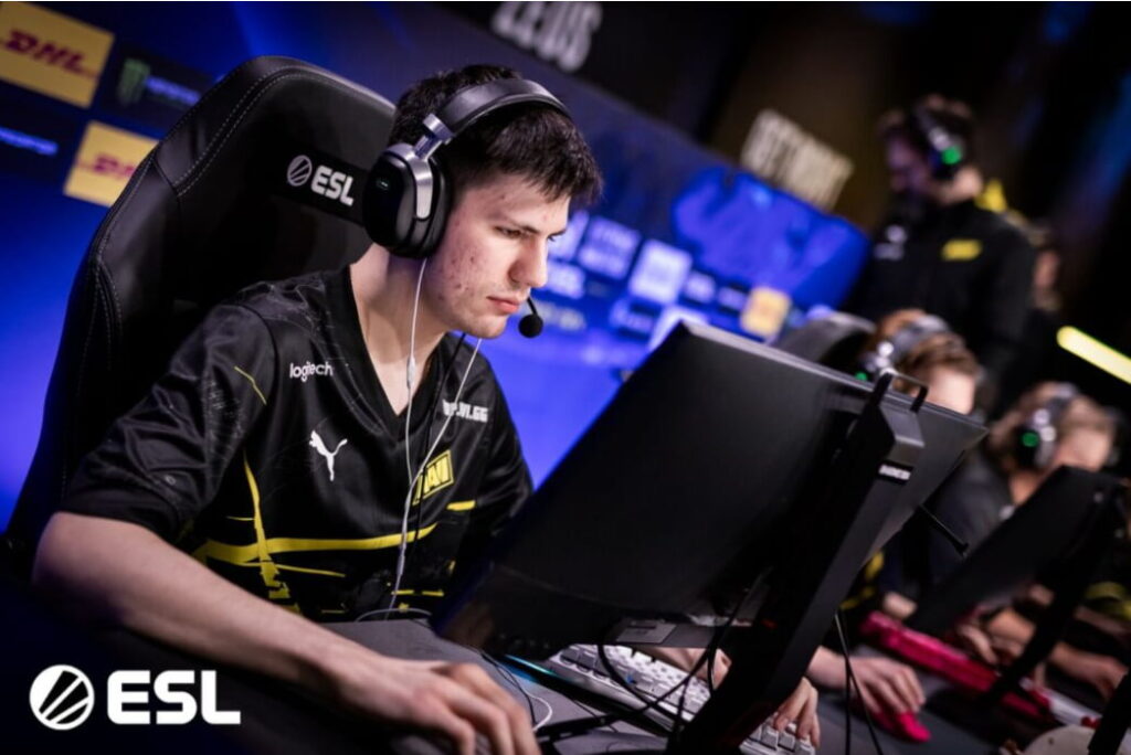 Valerij ‘b1t’ Vakhovsjkyj i spelstolen under en CS2-turnering, med headset och fokus på en viktig match.