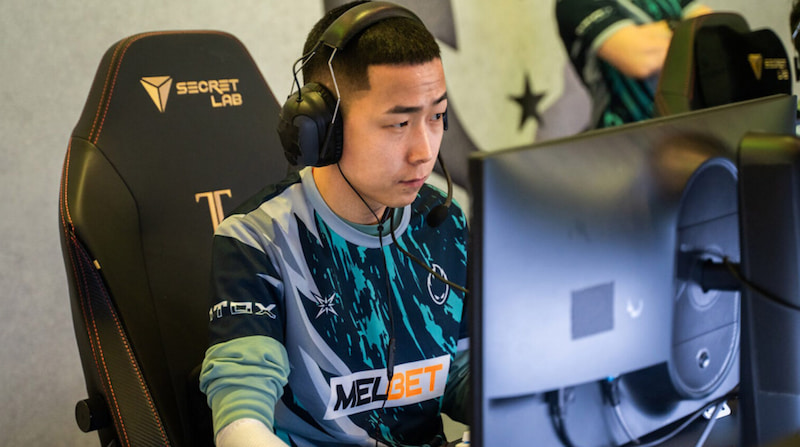 ATOX-spelare i Counter-Strike 2 sitter fokuserad vid datorn under en match.