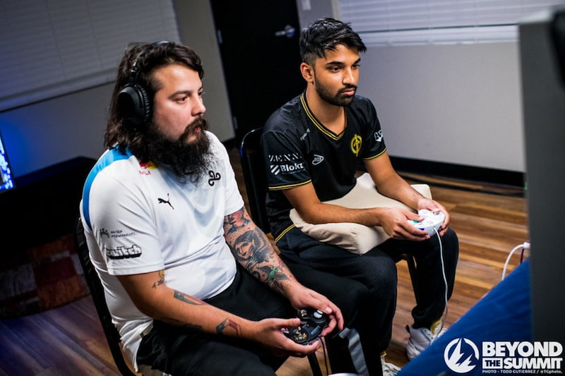 Två spelare tävlar intensivt mot varandra i Super Smash Bros., koncentrerade på skärmen under en spännande match.