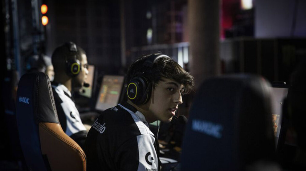 Professionell gamer "Beaulo" i en gamingstol med headset under en e-sportstävling.