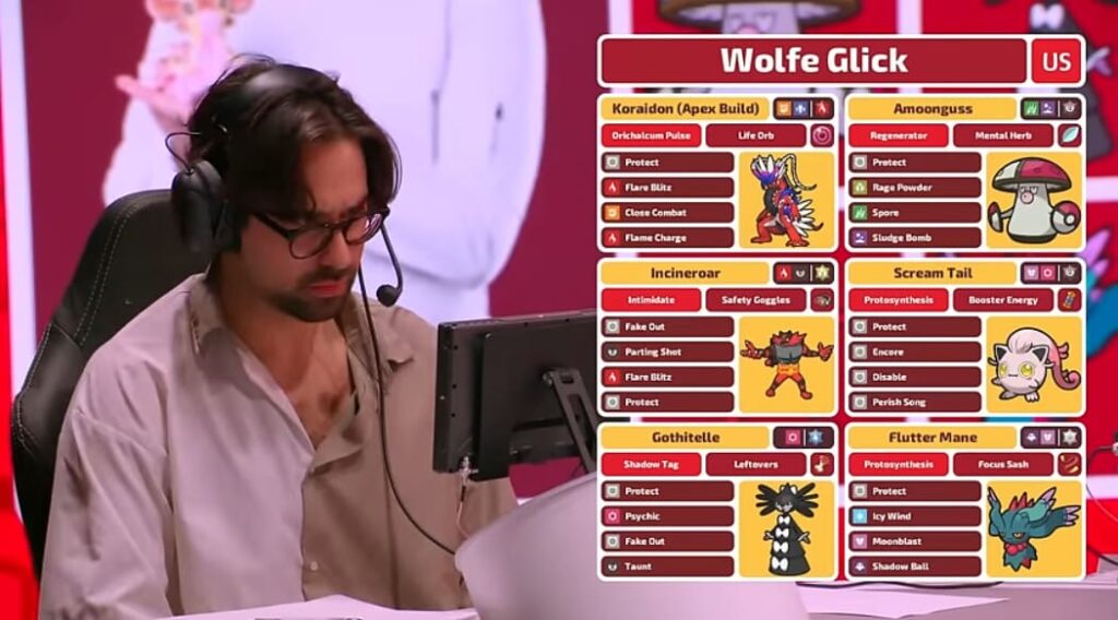 Wolfe Glick sitter vid datorn med sina sex Pokémon-spelkort synliga vid sidan.