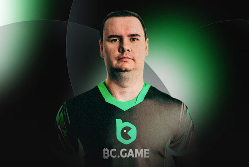 Ladislav "GuardiaN" Kovács i sin matchtröja, poserande rakt framifrån.