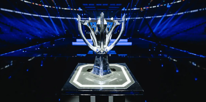 En silverpokal på en scen med blå bakgrundsbelysning, troligen från en e-sportsturnering.