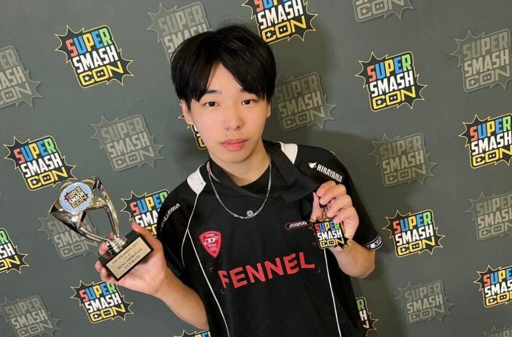 Miya håller en pokal och firar sin framgång efter en imponerande prestation i en turnering.
