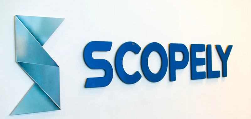 Logotypen för Scopely med en blå origami-symbol och blå text på vit bakgrund.